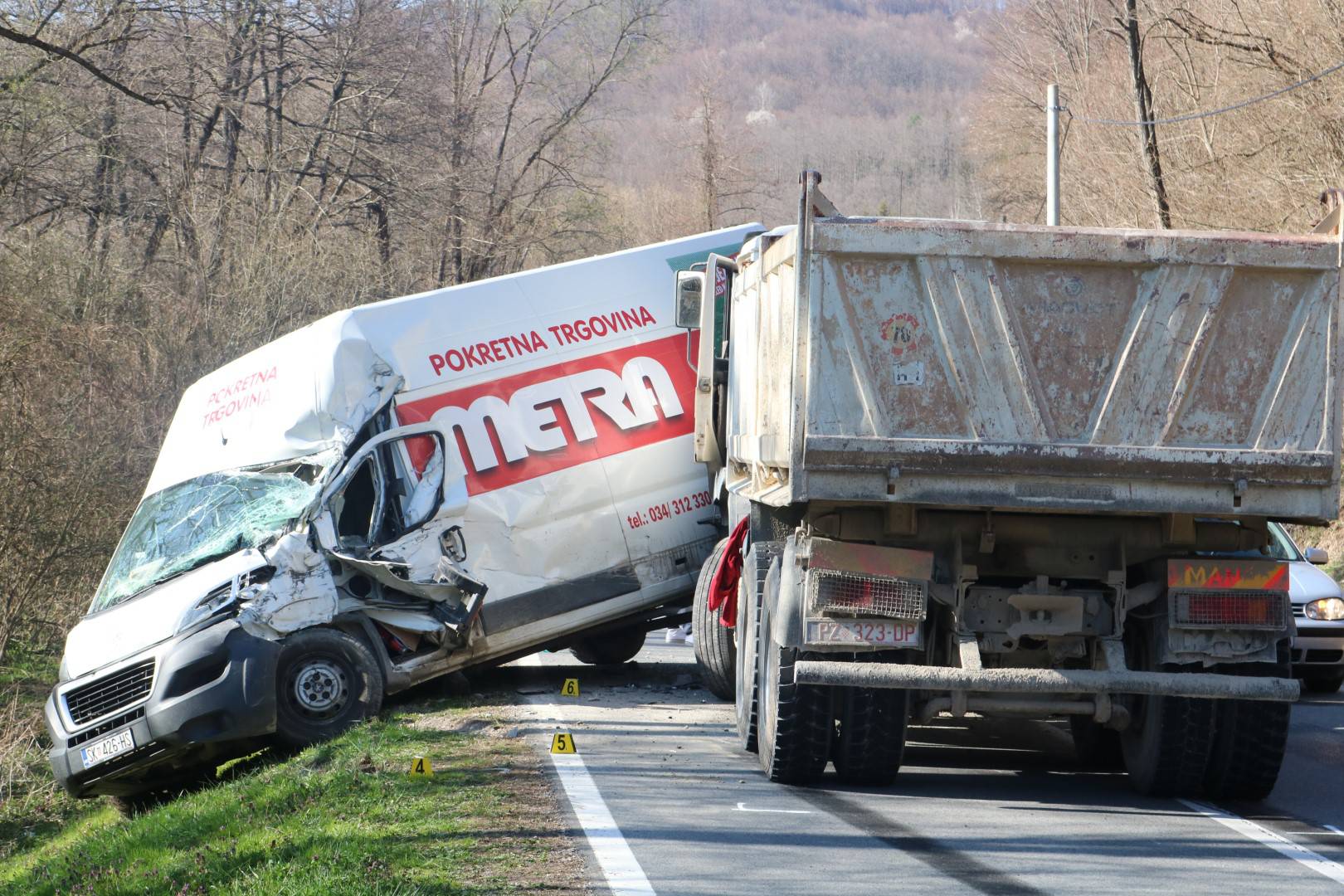 Obilazio rovokopač: Kamion se sudario s kombijem u Mijačima