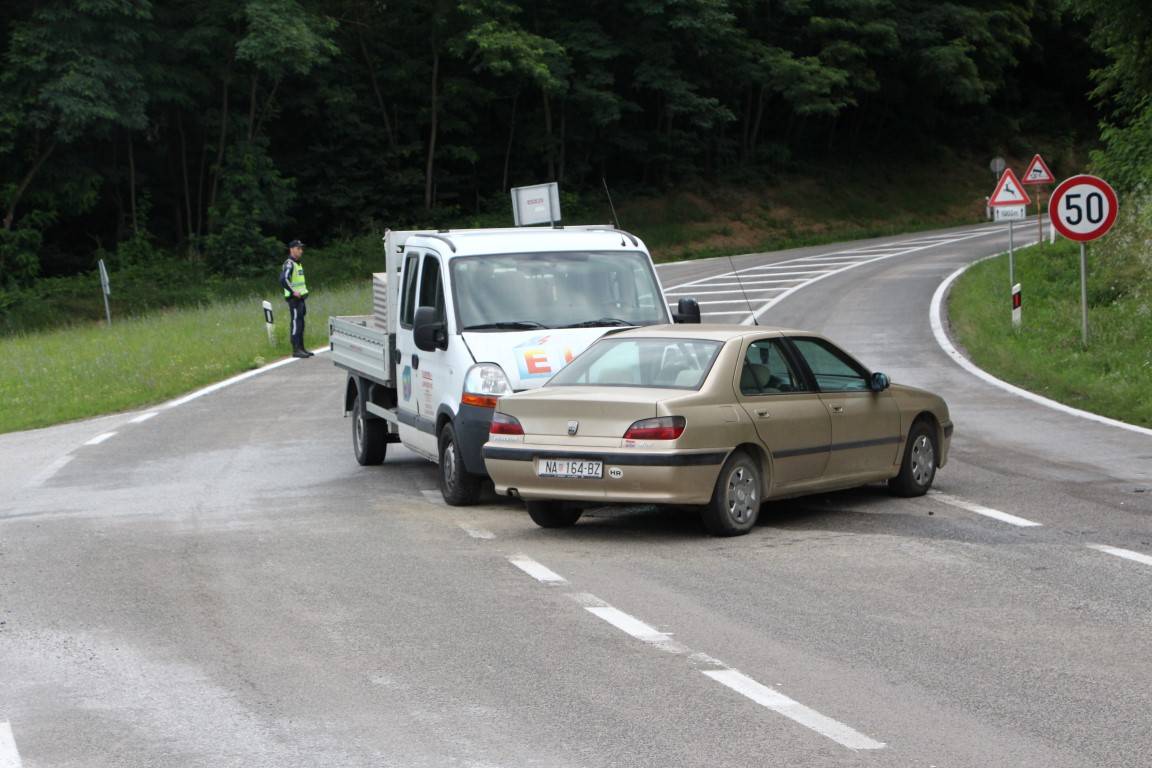 Sudarili se automobil i kamion: Ozlijeđen je vozač Peugota 407