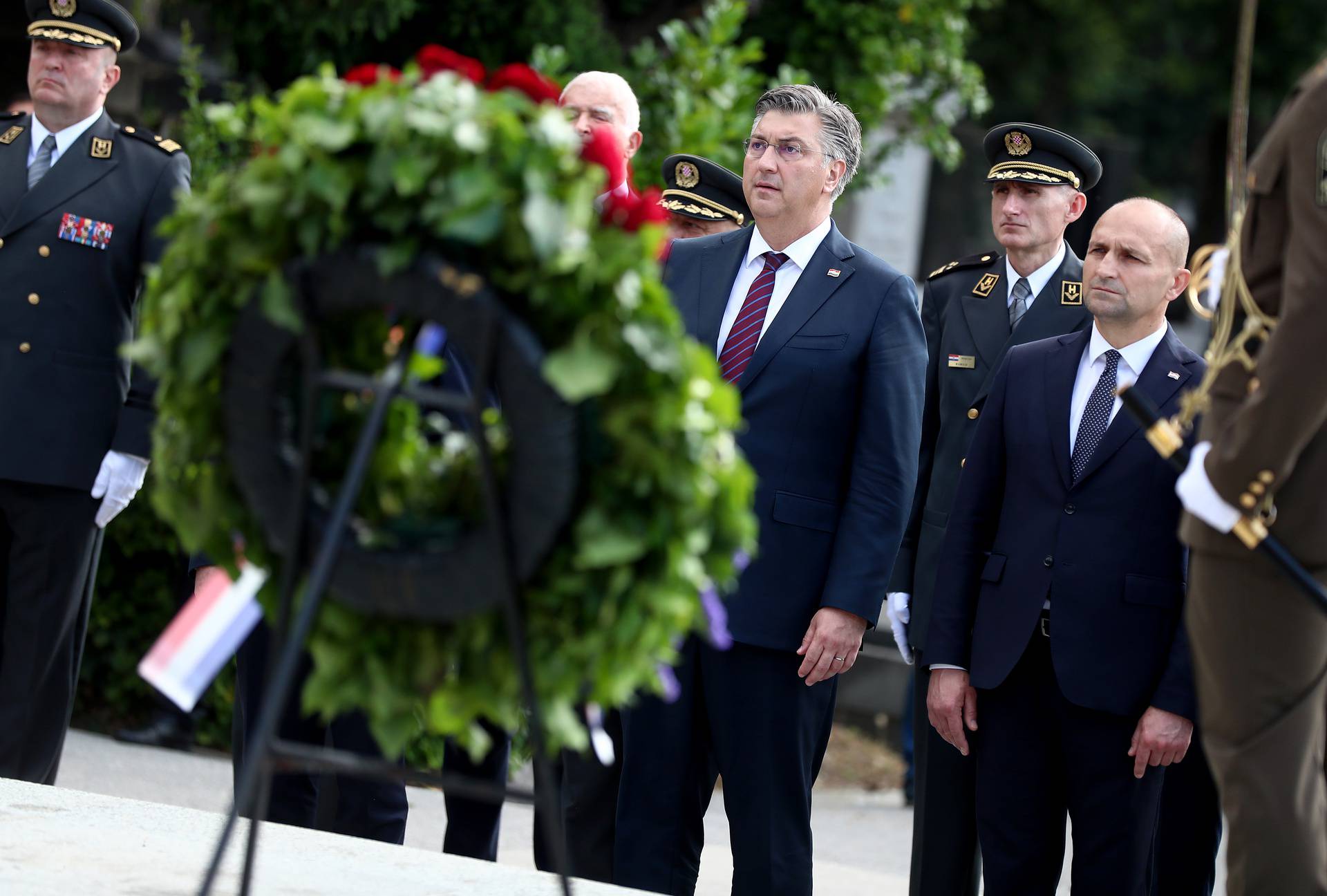 Zagreb: Andrej Plenković i suradnici  položili vijence na Mirogoju povodom dana Hrvatske vojske