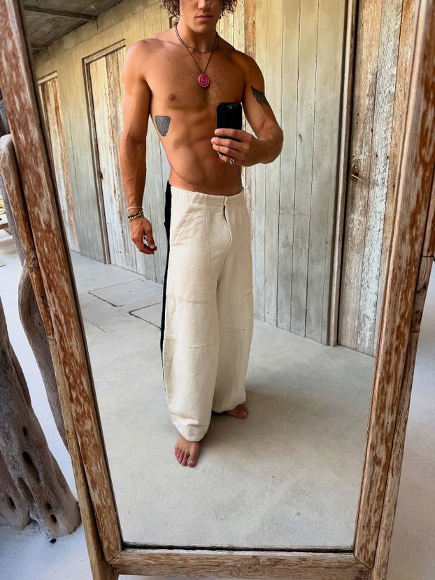 FOTO 'Alpski modni mačak' voli nositi bunde, suknje i lakirati nokte. Sad dominira skijanjem