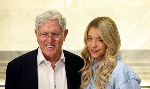 FOTO Za reklamu je pozirala bez grudnjaka, a za burzu se Sydney morala upristojiti u trapericama