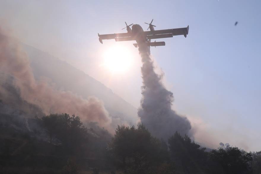 Požar kod Splita širi se prema naselju. Stiže još vatrogasaca, gase ga kanader i Air Tractor