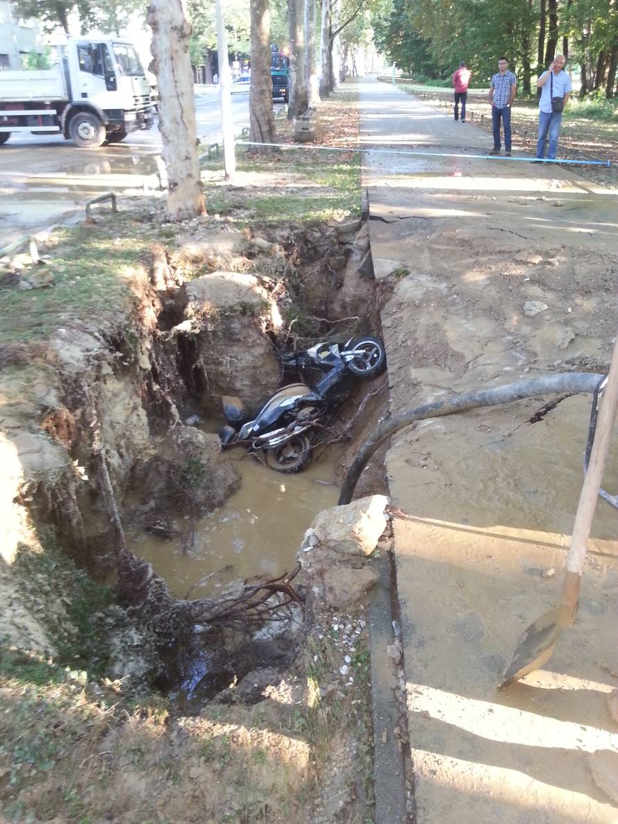 Bukovačka je bila pod vodom: Upao u rupu i skoro se utopio