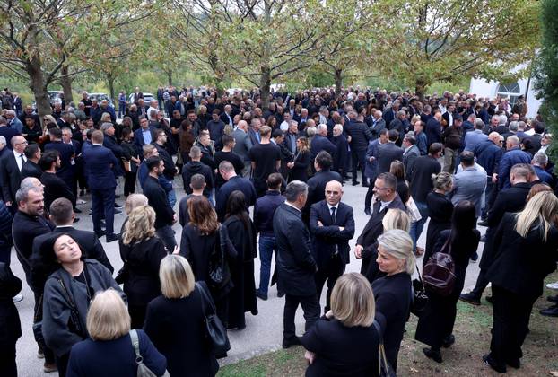 Posljednji ispraćaj Ante Ćorušića na groblju u Lovreću