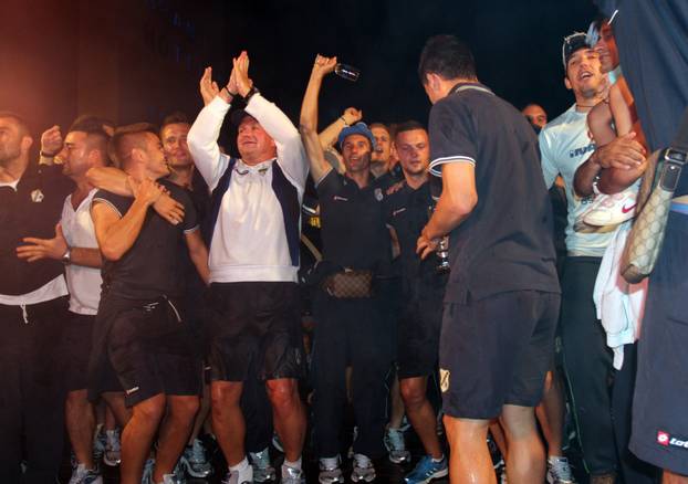 Rijeka: Nakon slijetanja u zra?nu luku igra?i HNK Rijeke proslavili pobjedu na Korzu