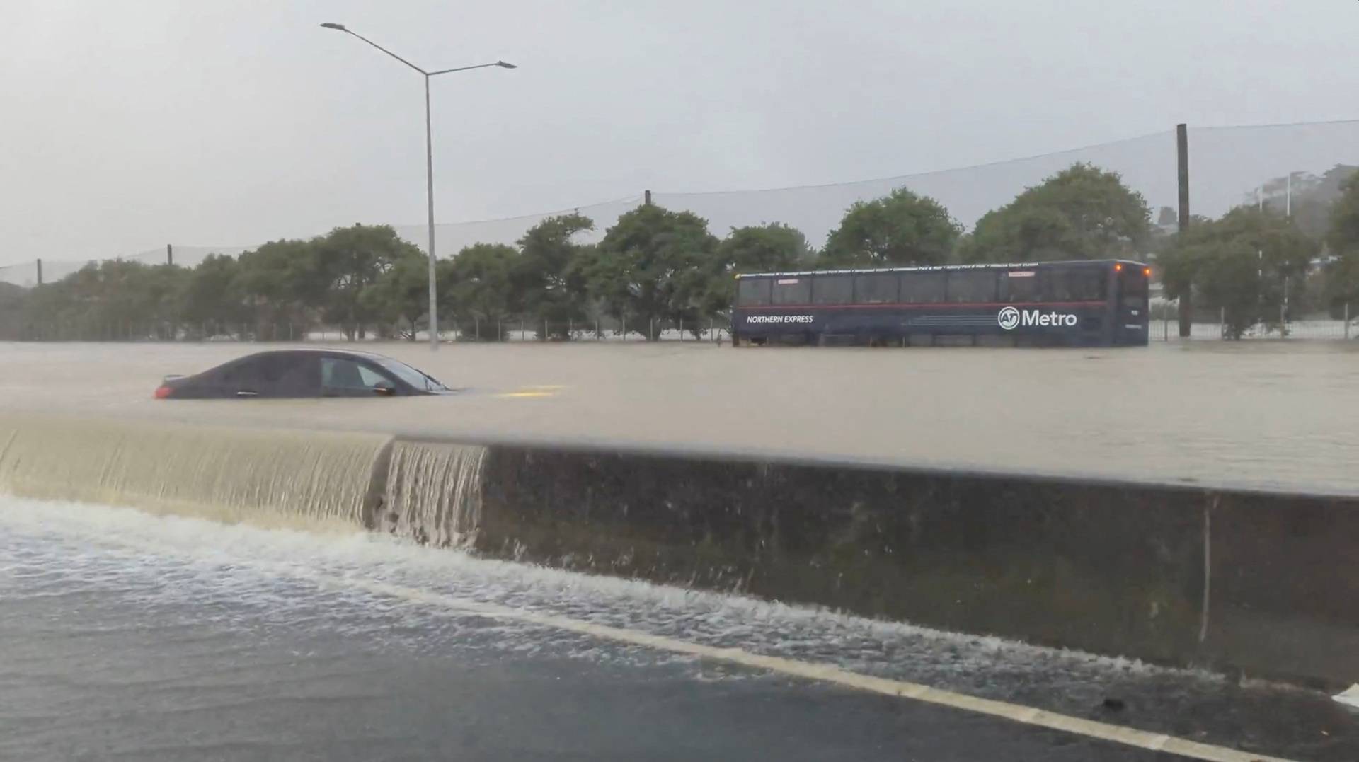 Heavy rains cause flooding in Auckland