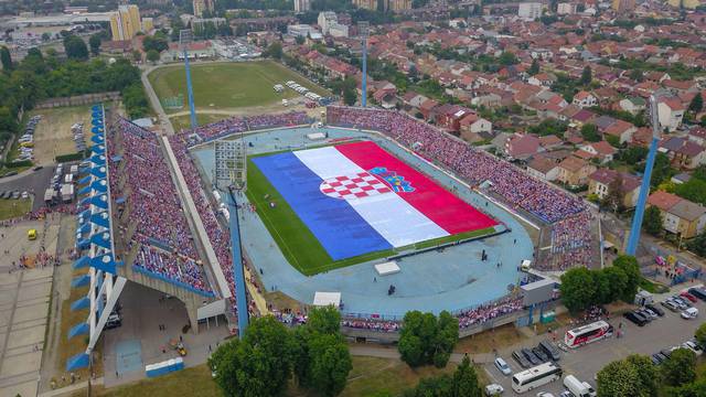 Osijek živi 'vatrene': Osvanula zastava preko cijelog igrališta!