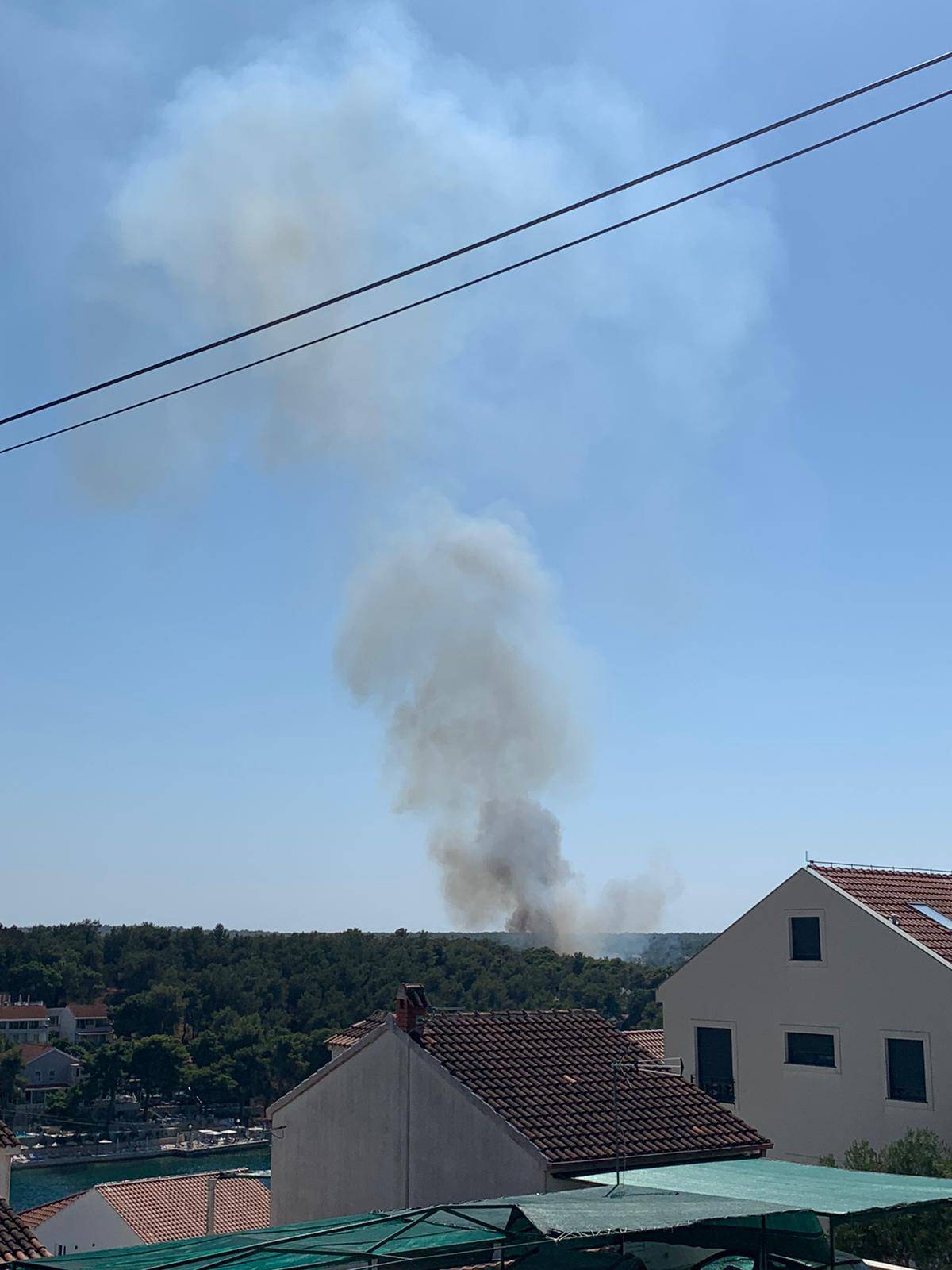 Gori kod Milne: Vatra buknula u šumi, požar gasili i kanaderi