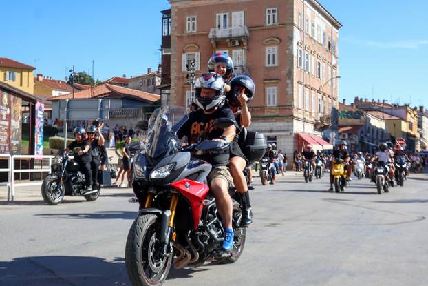 Defile motorista kroz PUlu