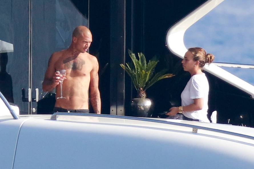 *EXCLUSIVE* 'Hot Felon' Jeremy Meeks files for divorce while vacationing with Chloe Green!