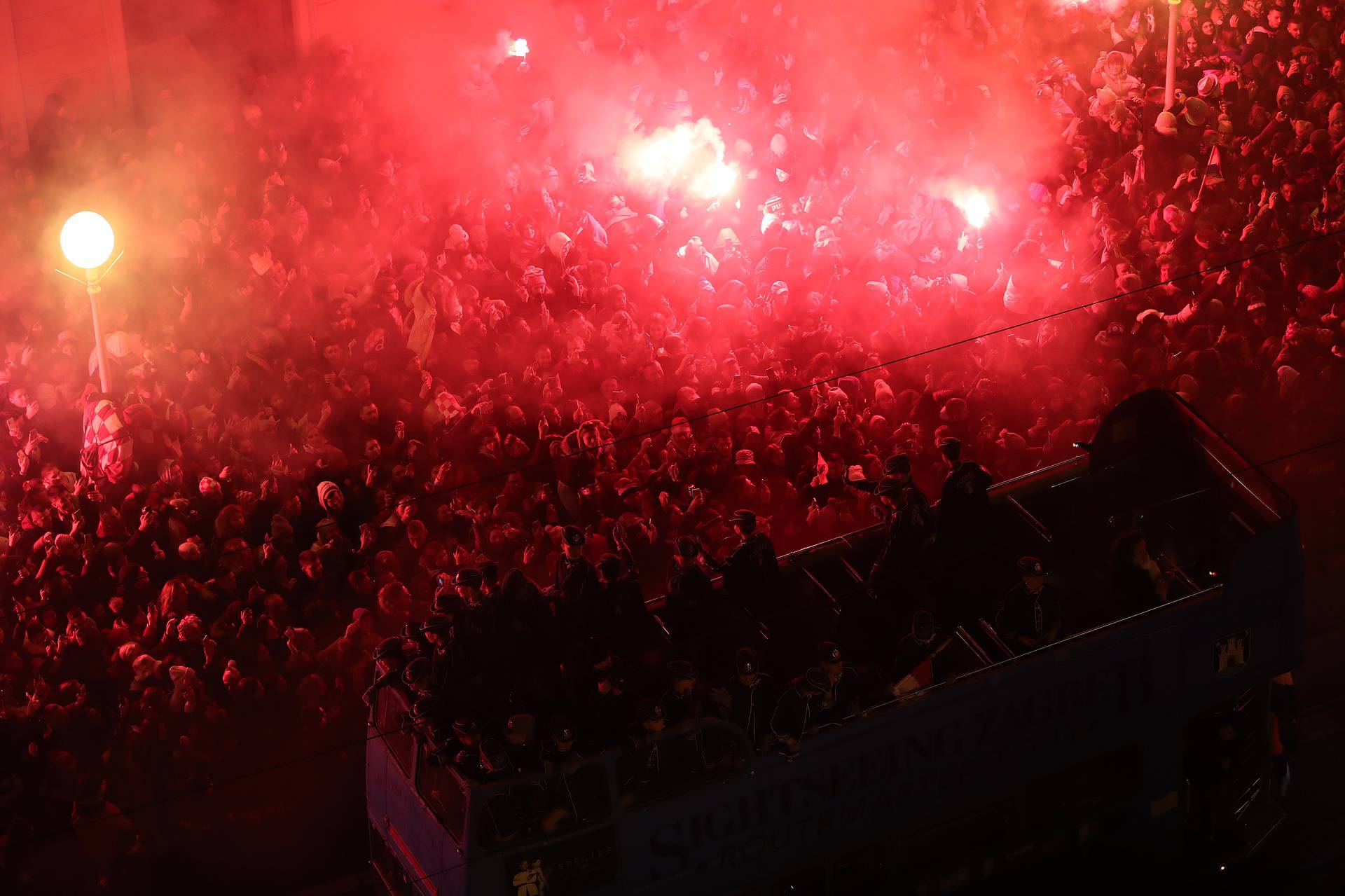 Prava ludnica vlada na Jelačićevom trgu, Vatreni krenuli prema Trgu