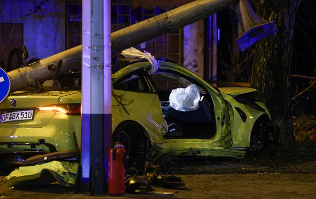 Zagreb: Prometna, BMW-om srusio semafor