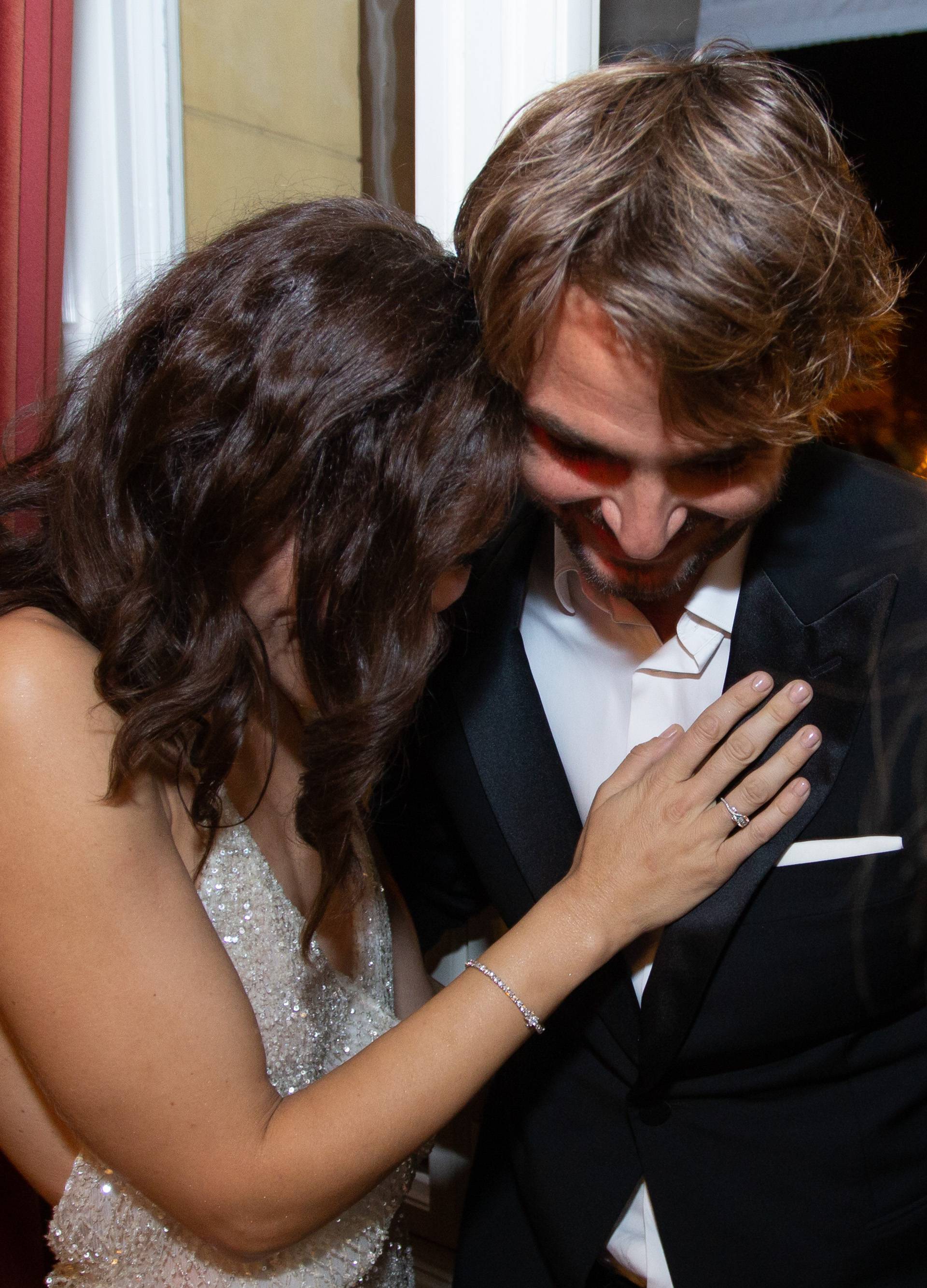 Ljubav je u zraku: Niko i Zrinka se grlili i ljubili nakon premijere