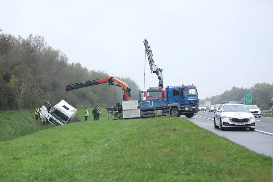 Teška nesreća na A3: Kamion sletio s ceste, poginuo vozač