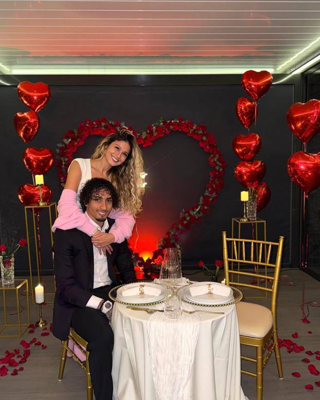 FOTO Igrač Barcelone osam je godina bio 'samo prijatelj' pa ipak osvojio atraktivnu plavušu