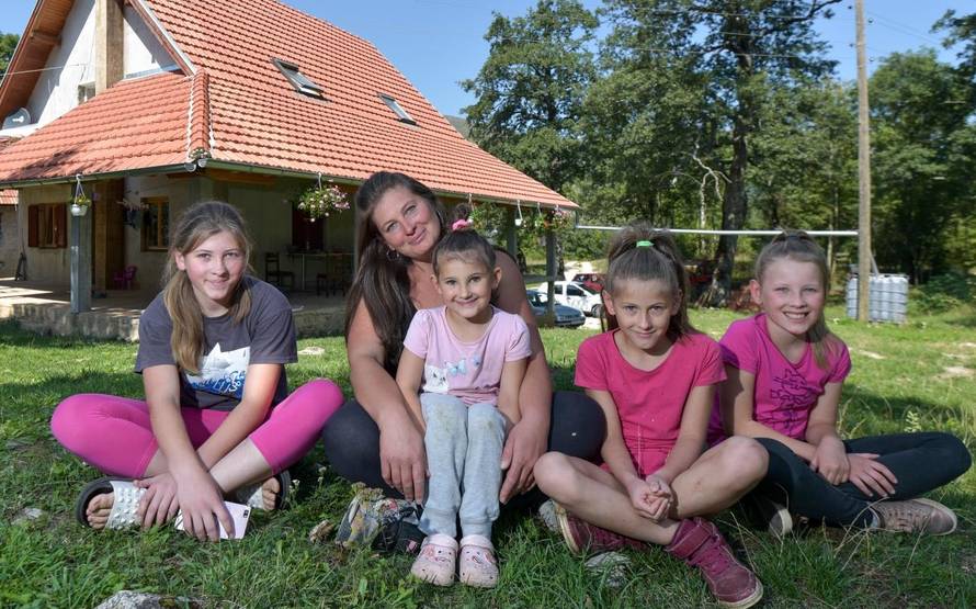 Sama brine o 4 kćeri, 8 ovaca, 40 krava, bori se s vukovima...