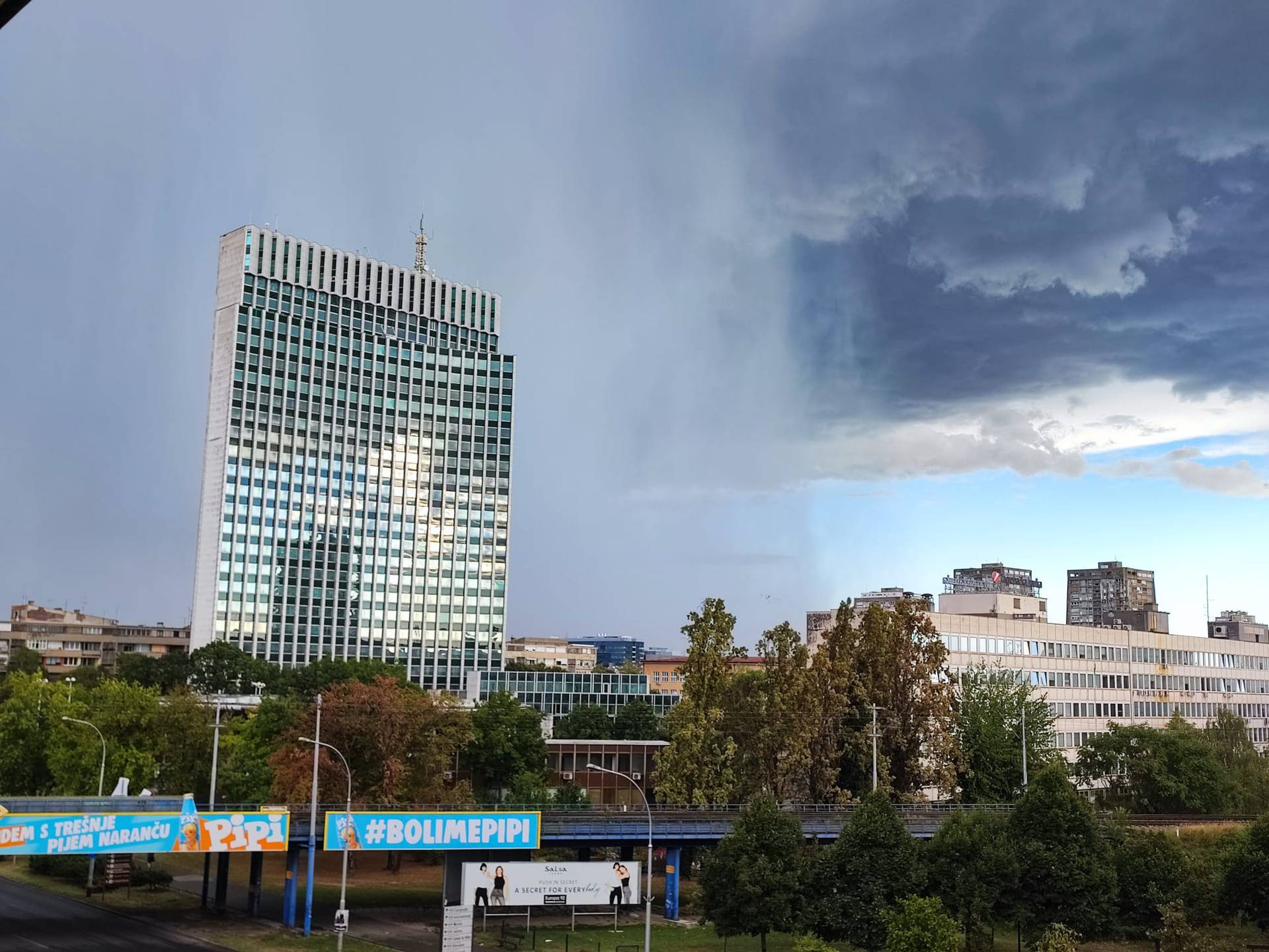 Nevjerojatna fotografija iznad Zagreba: Kao da je netko na nebu povukao ravnu crtu