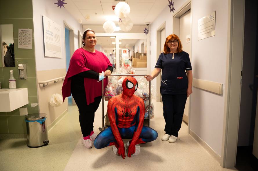 24sata Zagreb: Jasenka Bastaić i zagrebački Spiderman donijeli su poklone na dječju onkologiju