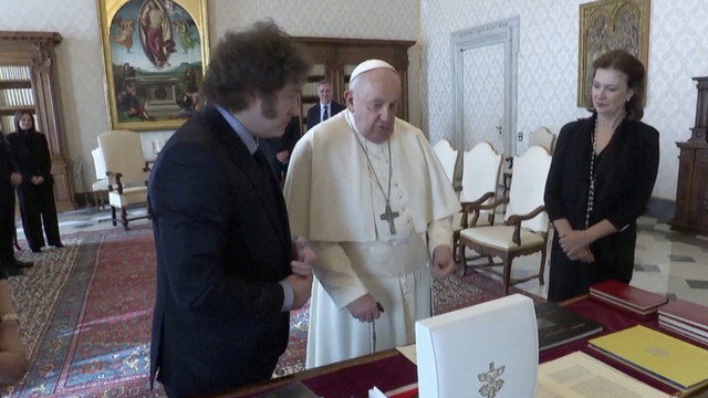 VIDEO Nazvao je papu Franju imbecilom i idiotom. Sada mu se bacio strastveno u zagrljaj