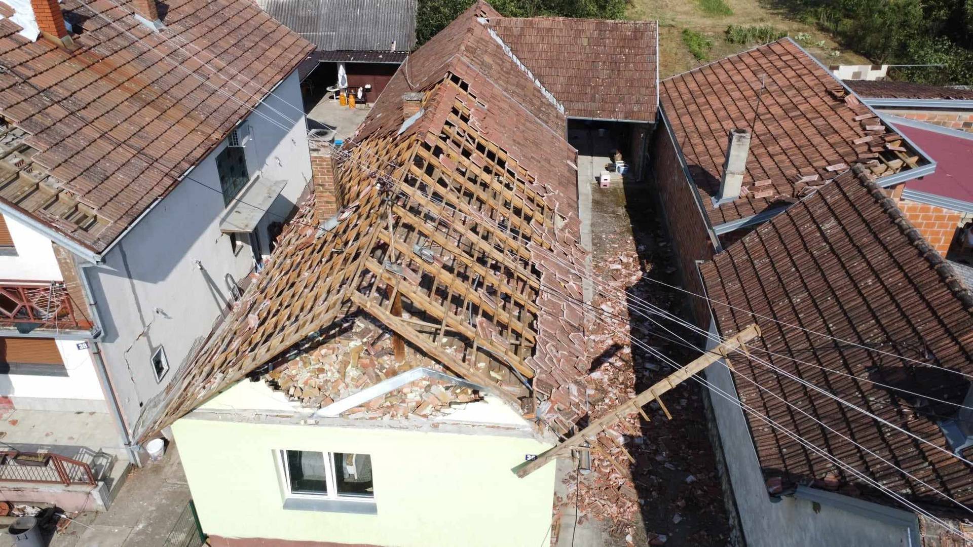 FOTO: Cerna je razorena u oluji, stradala nam je škola, a već četiri dana nemamo ni struje!