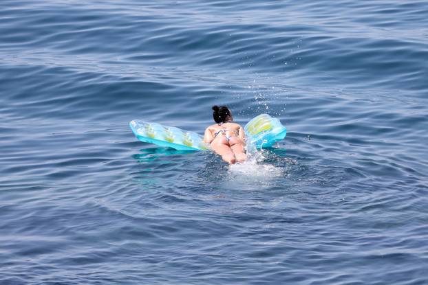 Rijeka: Kupači uživaju u kupanju i sunčanju na plaži Ploče na Kantridi