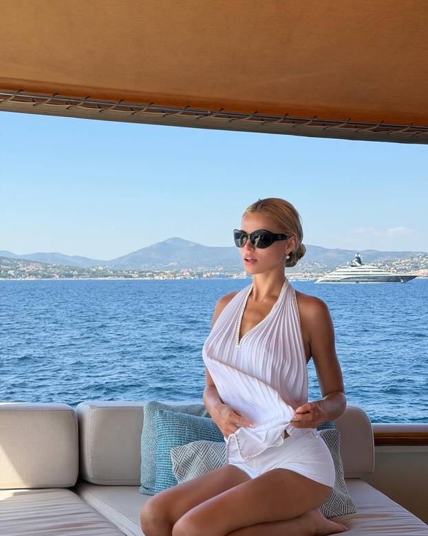 FOTO Brooks Nader u vrućim hlačicama pokazala guzu, a ispod majice otkrila bradavice