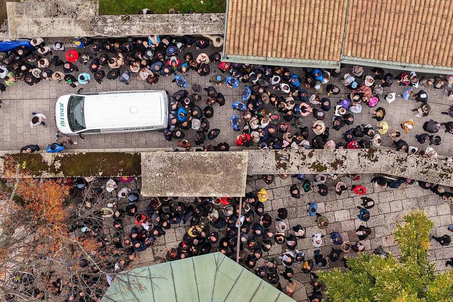 Sarajevo: Pogled iz zraka na dženazu za Halida Bešlića u Gazi Husrev-begovoj džamiji