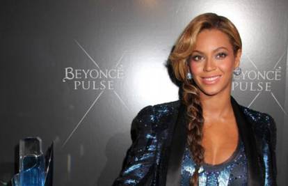 Beyonce u (pre)kratkoj haljinici predstavila novi parfem Pulse