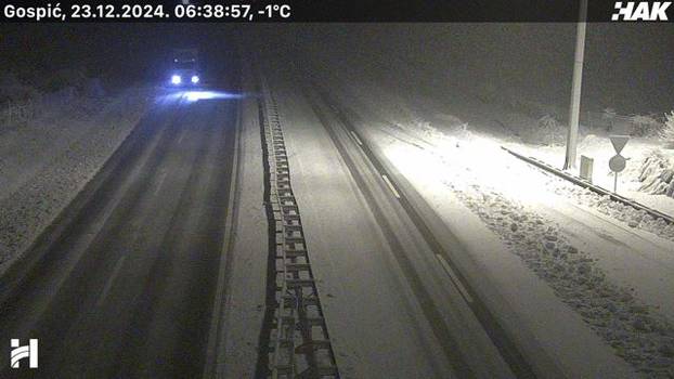 FOTO Snijeg zameo Hrvatsku! Pogledajte kako izgledaju ceste. Zbog mećave su zatvorili dio A1