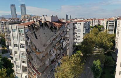 Potres u Turskoj: Iz ruševina izvukli muškarca od 70 godina
