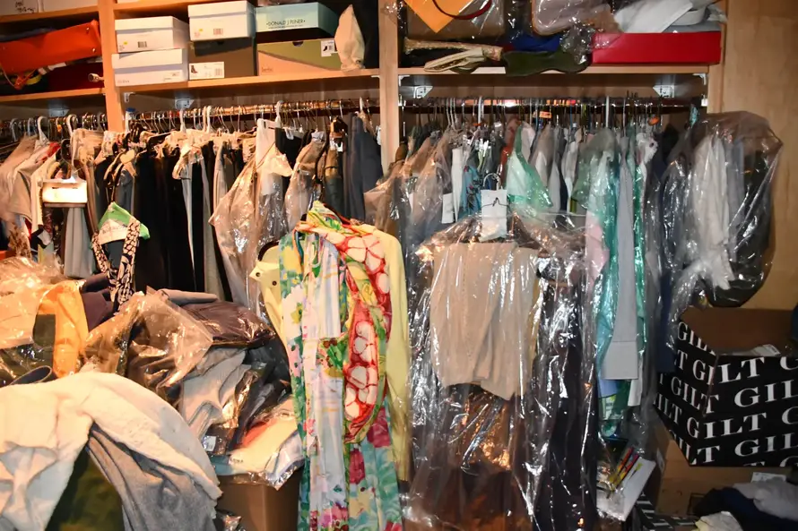 Gotovo 2 mjeseca nakon smrti pokopali su Genea Hackmana i njegovu ženu Betsy Arakawu