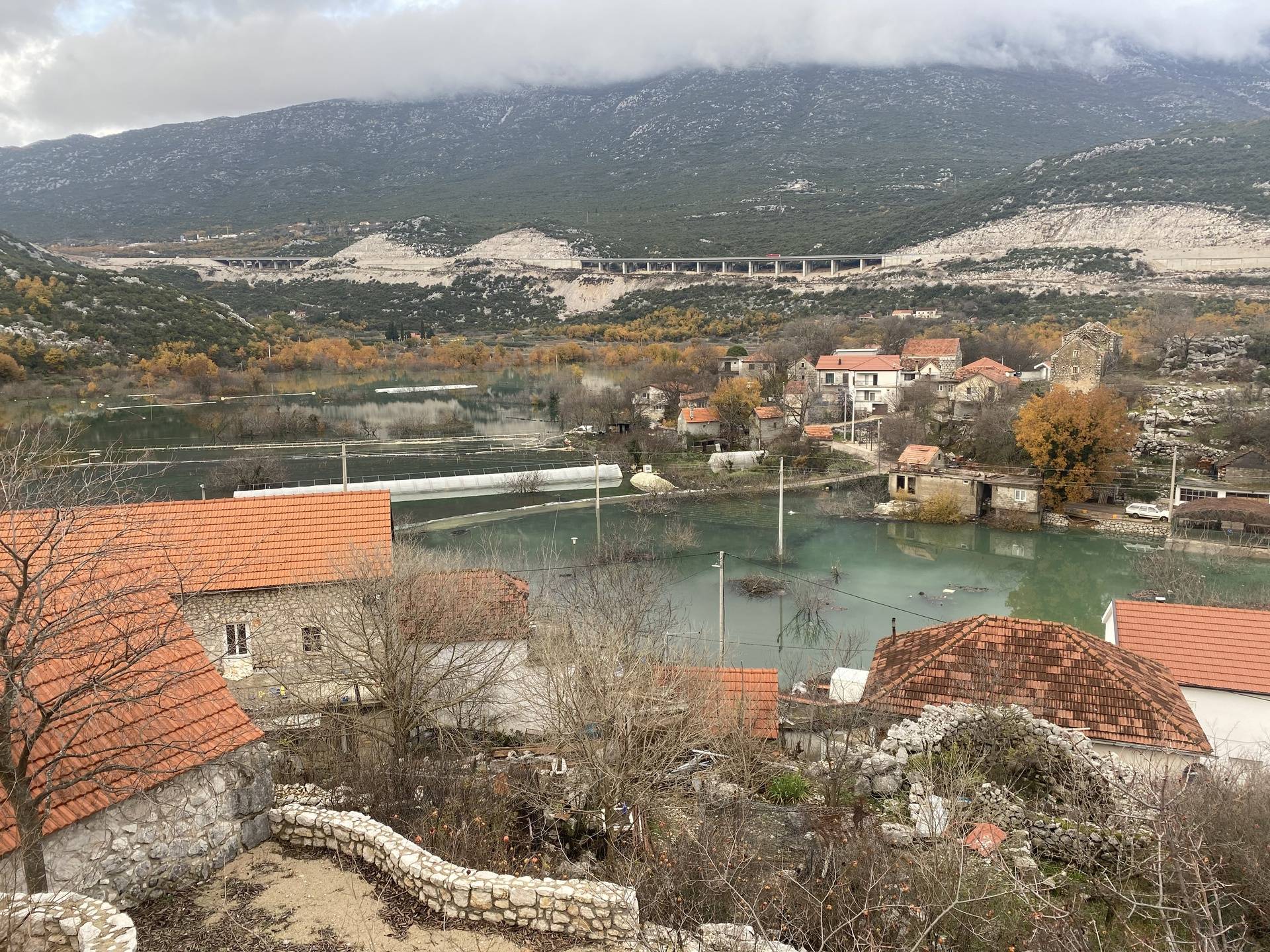 Poplava prijeti kod Vrgorca: Brojne kuće potpuno odsječene