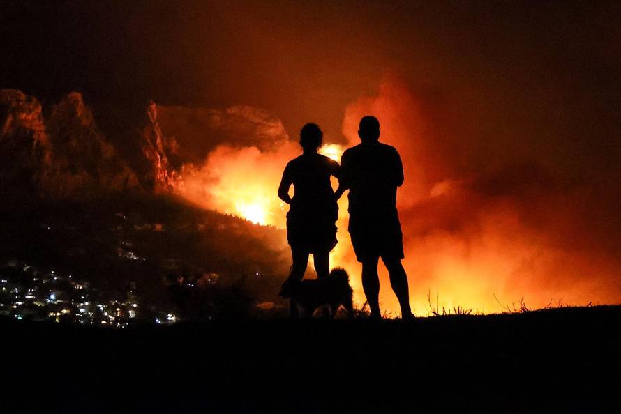 Požar kod Omiša: Evakuiran velik broj turista i mještana, pred vatrogascima je besana noć