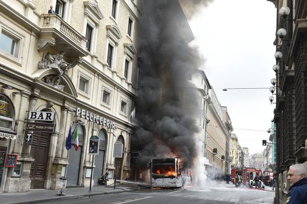 Rome, ATAC bus explodes in Via del Tritone