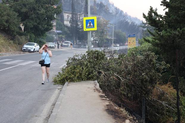 Požar kod Omiša i dalje bukti