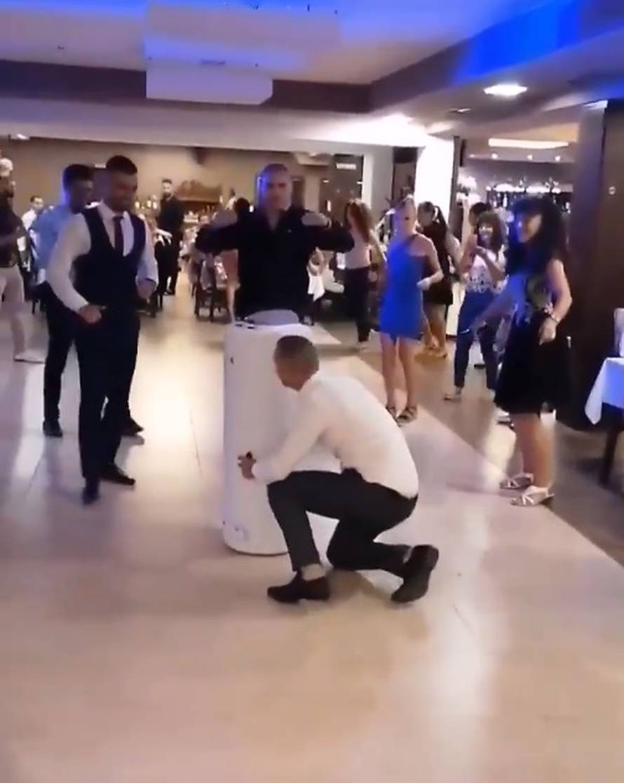 Video sa svadbe u Srbiji postao hit: Kum nosio bojler na ramenu