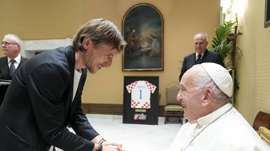 Vatreni posjetili papu Franju, dobio je i dres: 'Ne zaboravite da se mladi ugledaju na vas'