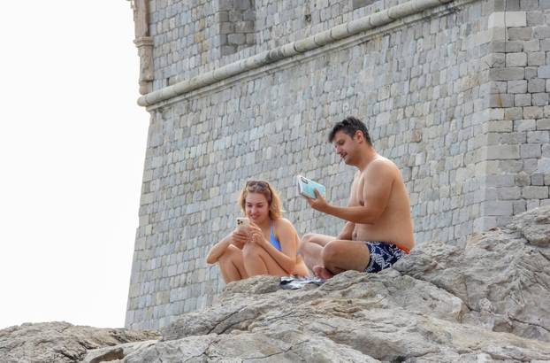 Dubrovnik ljeti, tisuće posjetitelja, ali i bogata ponuda za svakoga