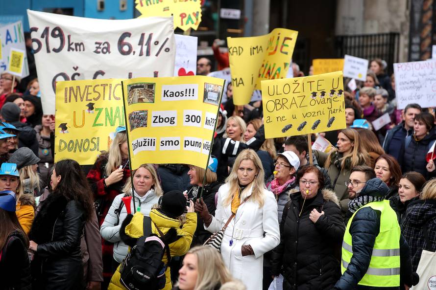 Zagreb: Tisuće učitelja stiglo je na glavni gradski Trg