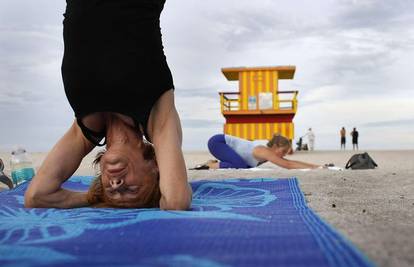 Amerikanci poludjeli za vježbanjem joge na plaži