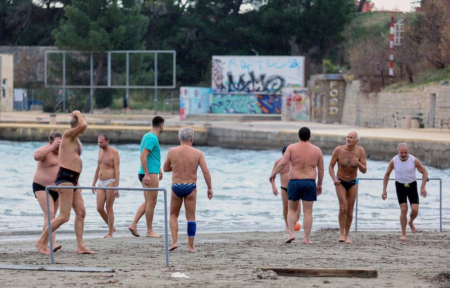 Split: Unatoč kiši na Bačvicama je bila gužva