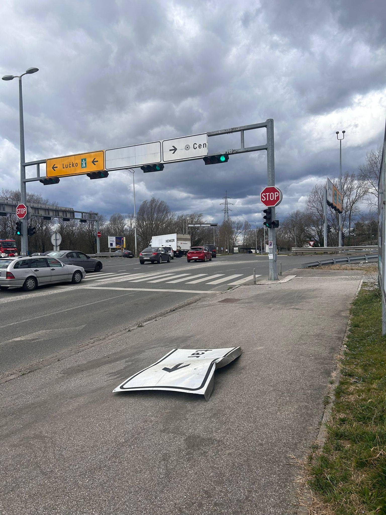 Jak vjetar u Zagrebu i okolici: Srušio putokaz na semaforu, u Sisku uništio dijelove krovova