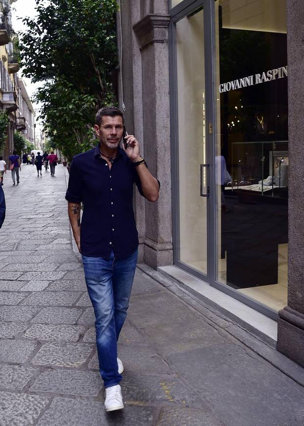 Italija: Zvonimir Boban pri?aju?i na mobitel pršetao modnom ?etvrti Via Della Spiga 