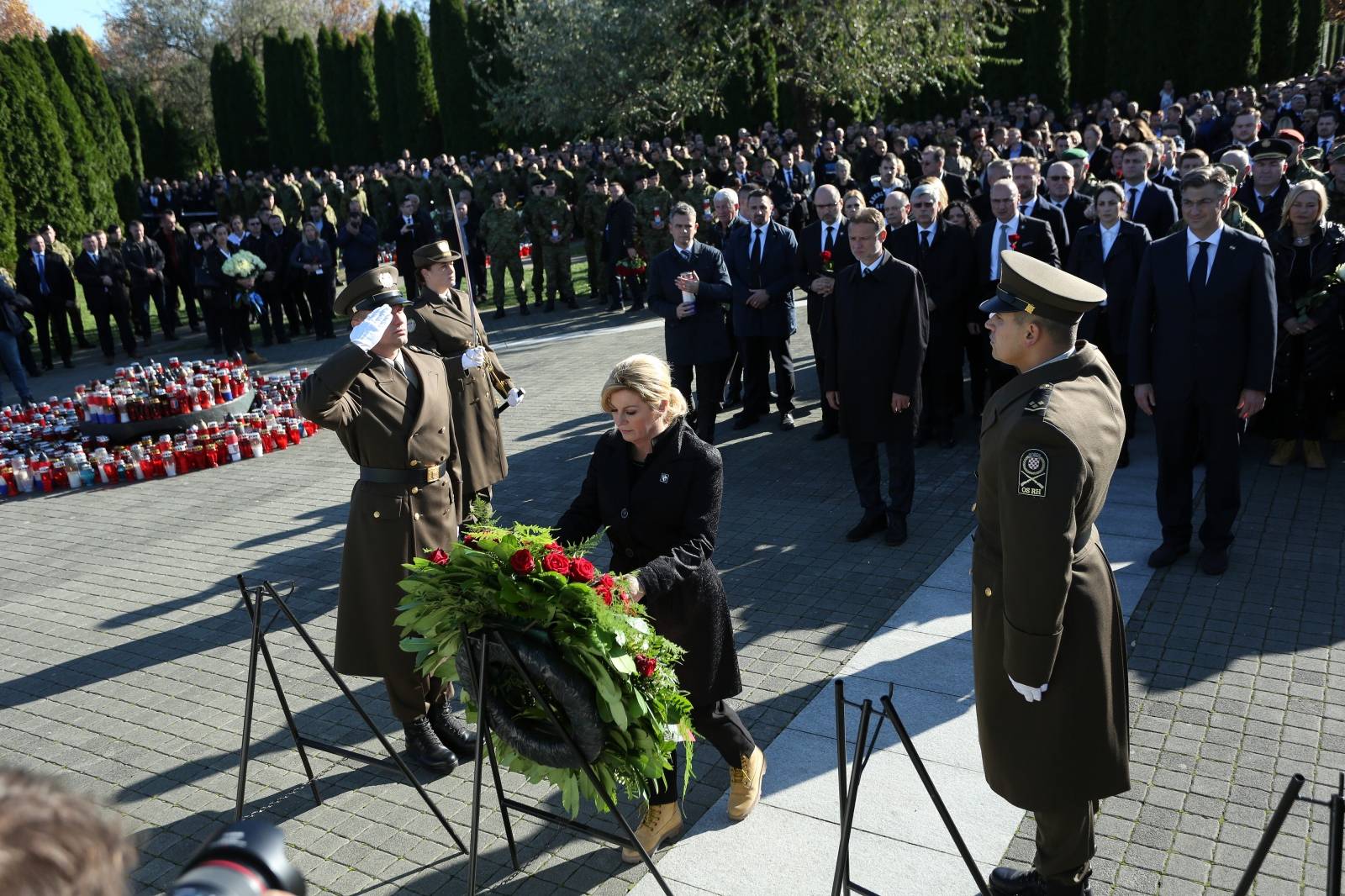 Vukovar: Brojna izaslanstva na Memorijalnom groblju položila vijence za poginule