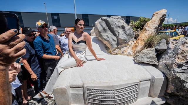 Imotski: Otvorenje spomenika Hrvatskom iseljeniku u obliku Meredesa isklesanog u kamenu