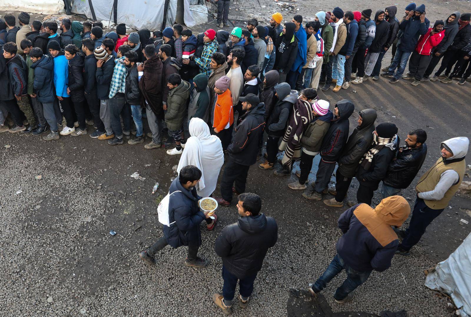 Izbjeglice u kampu Vučjak čekaju vijesti o preseljenju