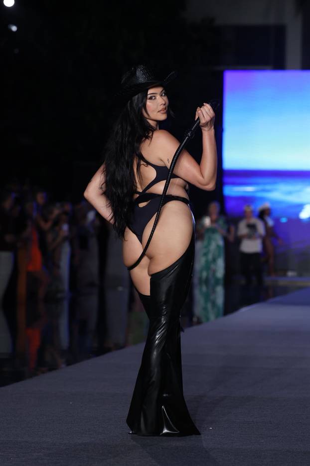 Livvy Dunne and Bethenny Frankel Sizzle on the SI Runway in Miami!