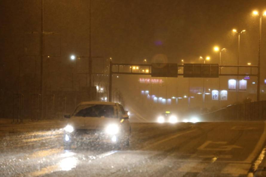 U Dalmaciji snijeg: Zatvorene su ceste, policija upozorava vozače