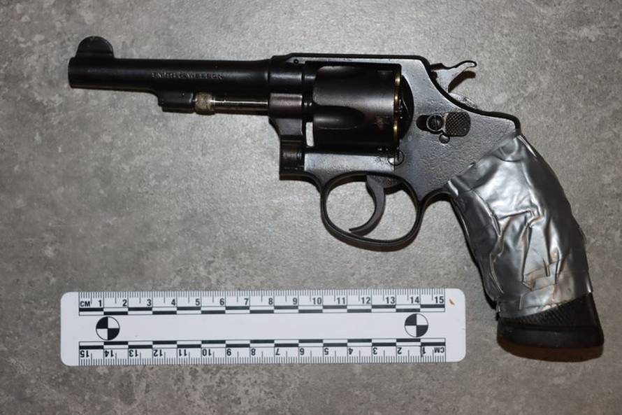 Hodao s bombom po Zagrebu, uperio pištolj u policajce! Doma mu našli pravi arsenal oružja