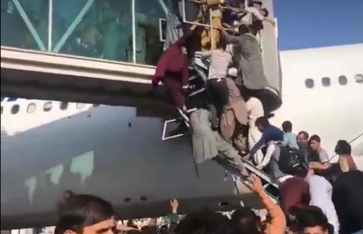 Dramatične snimke iz Kabula: Američki vojnici pucali u zrak, a ljudi se penju na avione